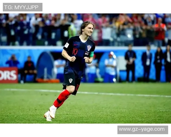 克罗斯的足球传奇之路：从少年天才到世界顶级中场的蜕变与成就